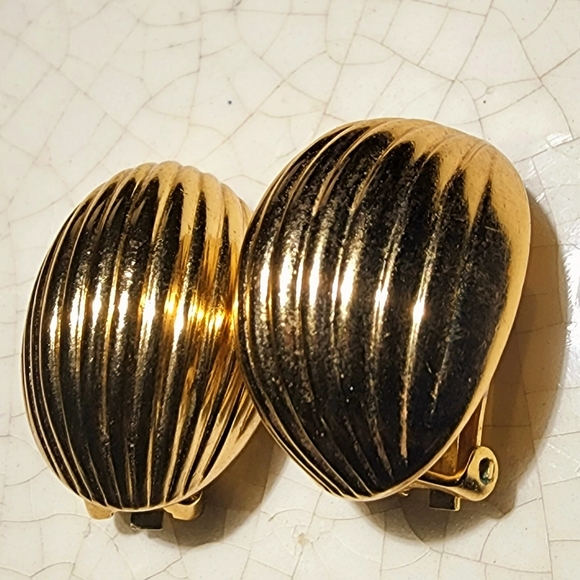 Large oval bombe Ribbed Gold Tone Clip On Earrings Unsigned Lightweight - Picture 5 of 9